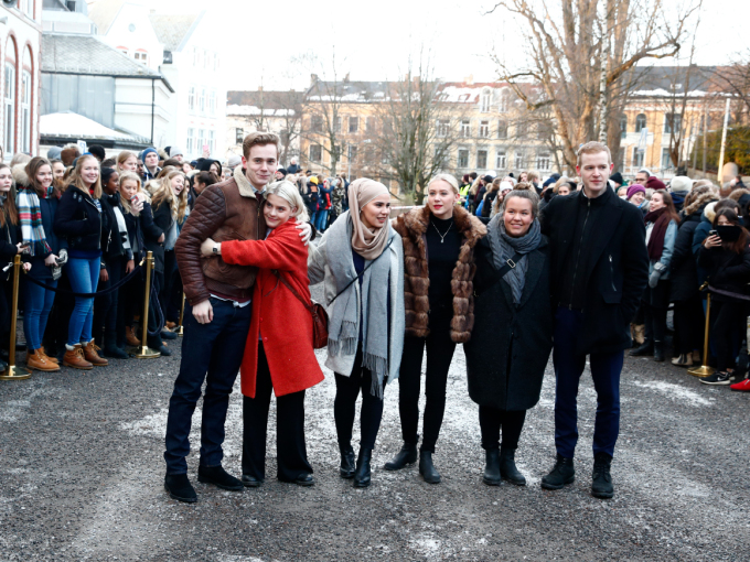 Elever og skuespillere ved Hartvig Nissen videregående skole ønsket Hertugparet og Kronprinsparet velkommen. Foto: Terje Pedersen / NTB scanpix